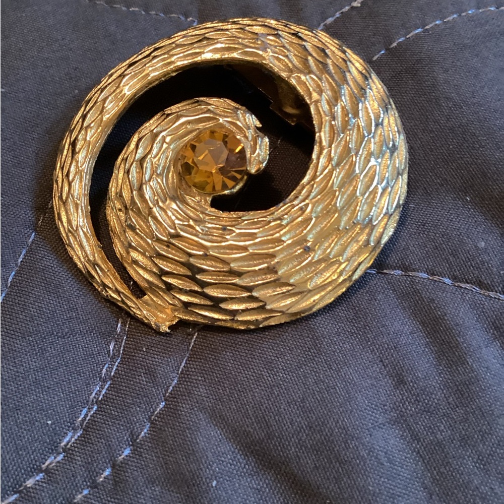 Vintage ladies gold tone  swirl brooch,